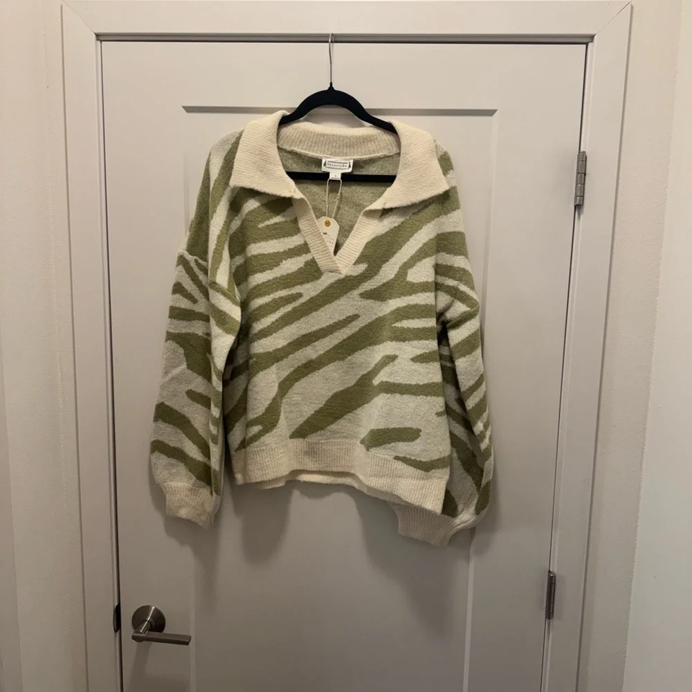 🆕 Love Richie Collared V-neck Sweater. L. NWT!💥